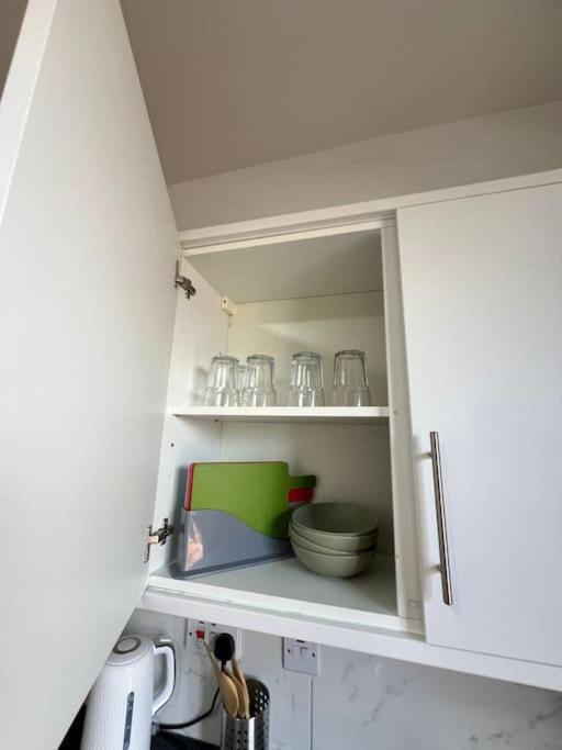 2 Bedroom Apartment Near Station Лондон Екстер'єр фото
