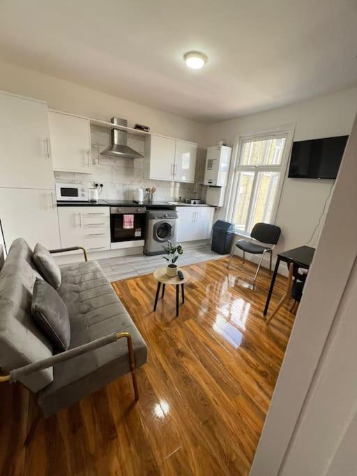 2 Bedroom Apartment Near Station Лондон Екстер'єр фото