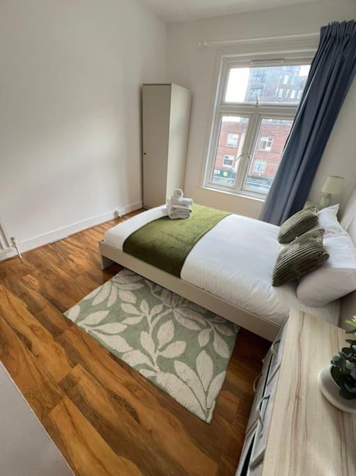 2 Bedroom Apartment Near Station Лондон Екстер'єр фото