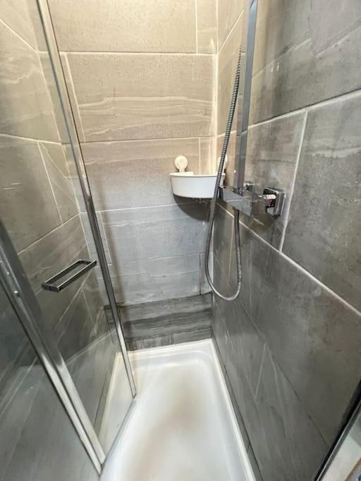 2 Bedroom Apartment Near Station Лондон Екстер'єр фото