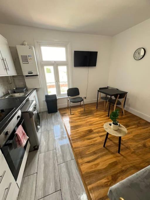 2 Bedroom Apartment Near Station Лондон Екстер'єр фото