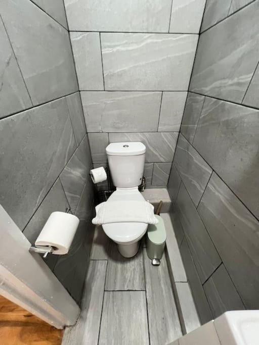 2 Bedroom Apartment Near Station Лондон Екстер'єр фото