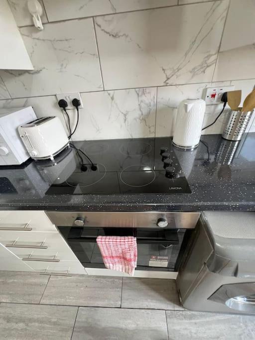 2 Bedroom Apartment Near Station Лондон Екстер'єр фото