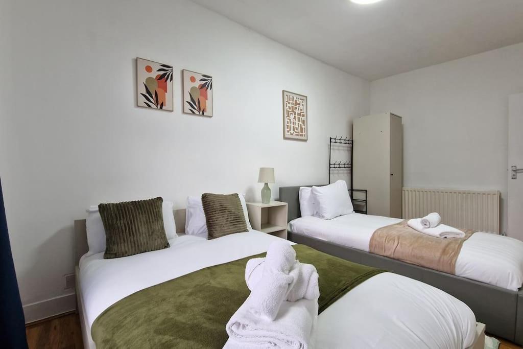 2 Bedroom Apartment Near Station Лондон Екстер'єр фото