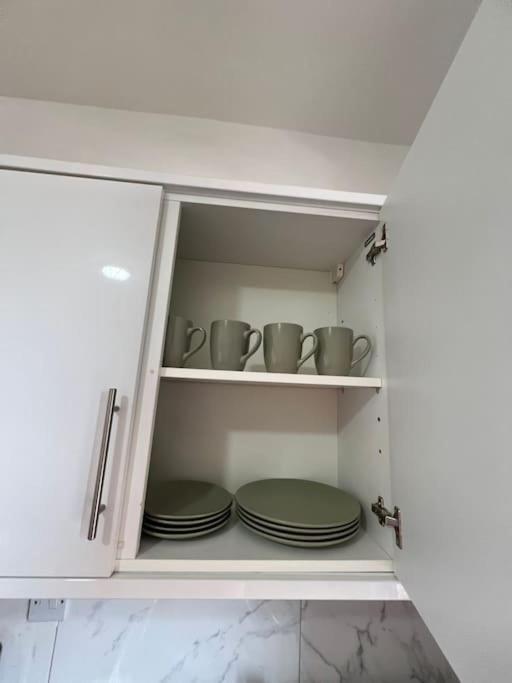 2 Bedroom Apartment Near Station Лондон Екстер'єр фото