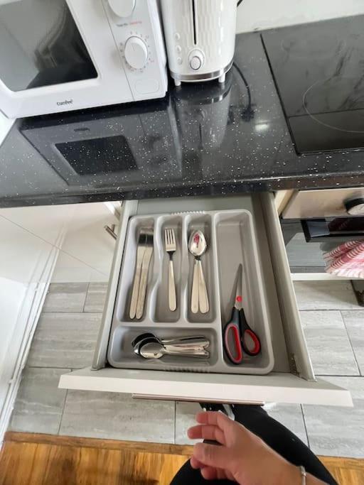 2 Bedroom Apartment Near Station Лондон Екстер'єр фото